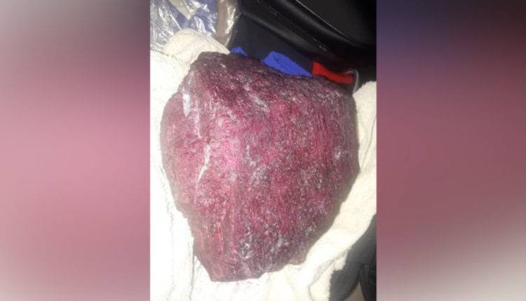 Контрабандист пытался вывезти из Кыргызстана 11-килограммовый рубин