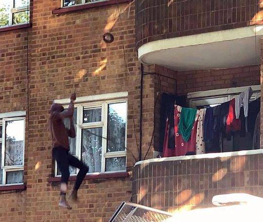 Мужчина вылез из окна по кабелю, пытаясь сбежать от полиции