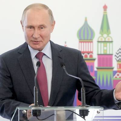 Путин считает важным передавать правду о Холокосте