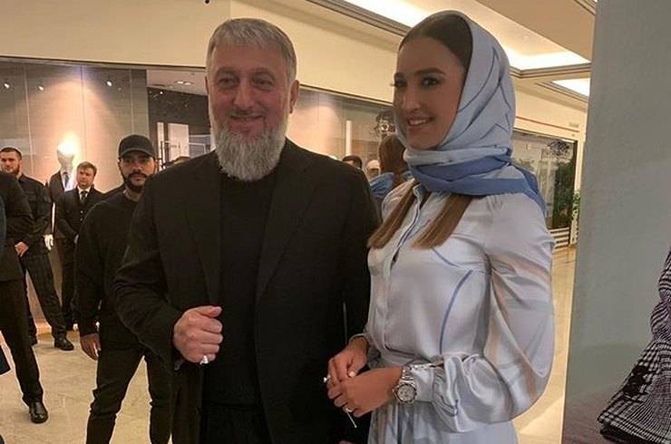 Бузова в платке и длинном платье появилась на открытии бутика дочери Кадырова
