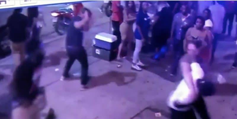 В стиле банд: видео, на которых толпа жестоко избивает жертв до потери сознания ради мобильных телефонов, стали вирусными