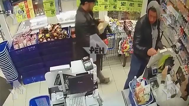 Иностранца ударили ножом в магазине в Петербурге
