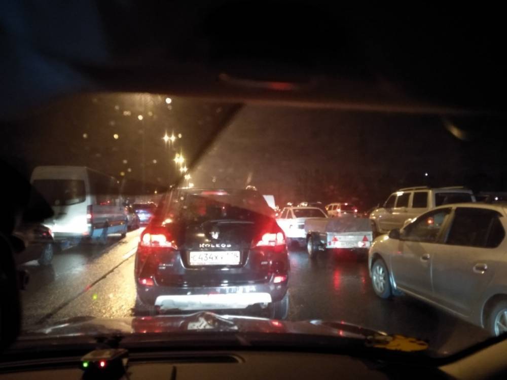 Автомобилисты Петербурга застряли в огромной пробке на Пулковском шоссе