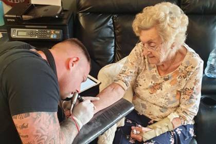 94-летняя прабабушка сделала татуировку в память об умершем муже