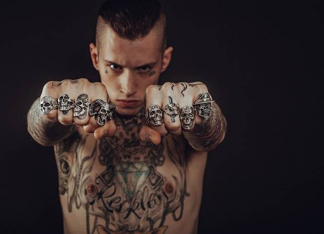 Милонов предложил запретить несовершеннолетним делать себе татуировки