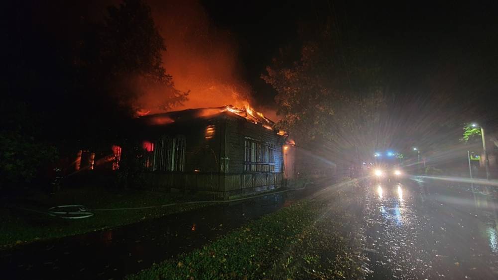 В Мошенском районе ночью сгорел жилой дом