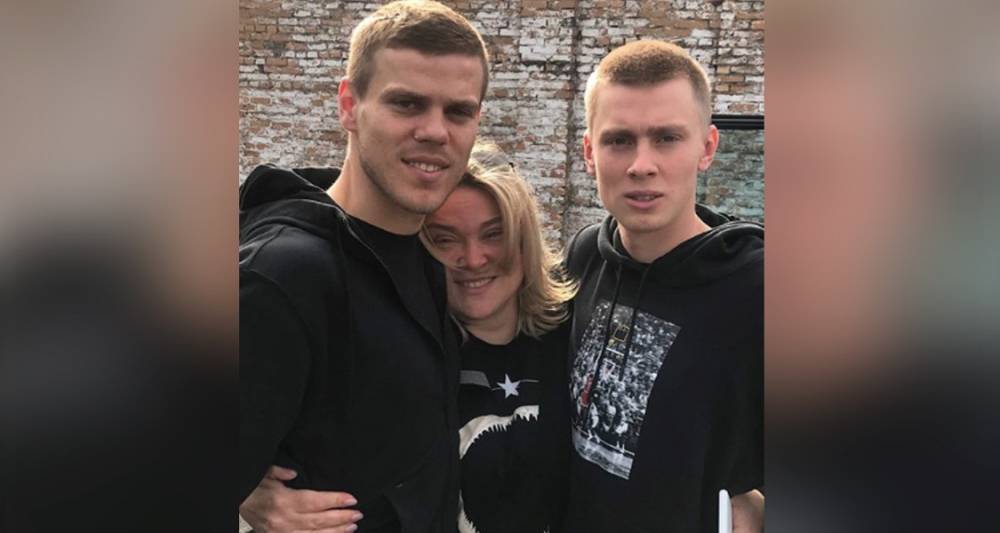 Мать Кокориных опубликовала фото с сыновьями после освобождения