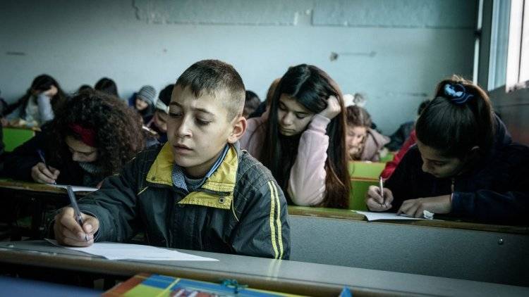 Российские военные выдали сирийским ученицам школьные принадлежности