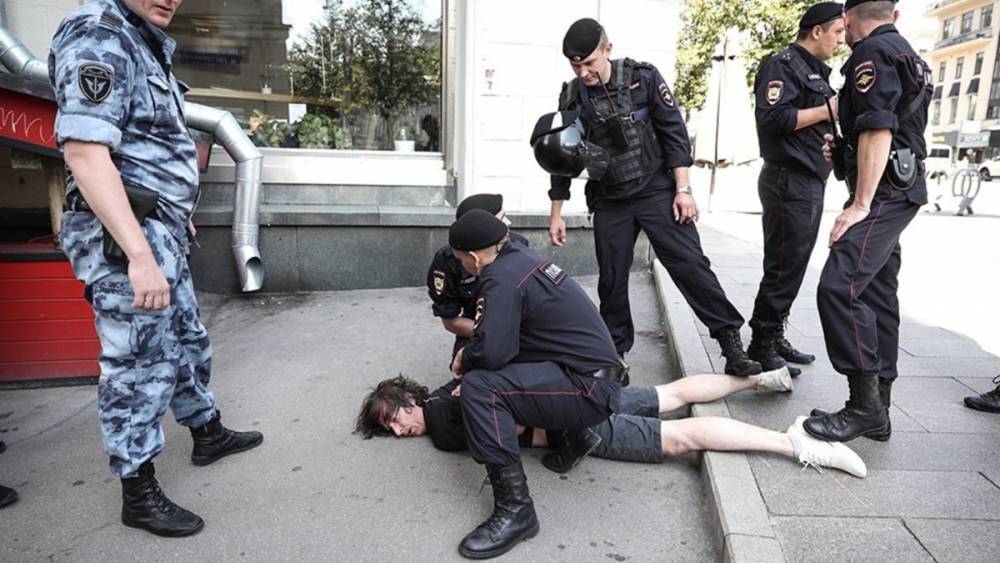 «Медуза» узнала имя полицейского, который сломал ногу дизайнеру Коновалову