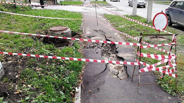 Женщина с ребенком в Новосибирске упали в яму с кипятком на тротуаре