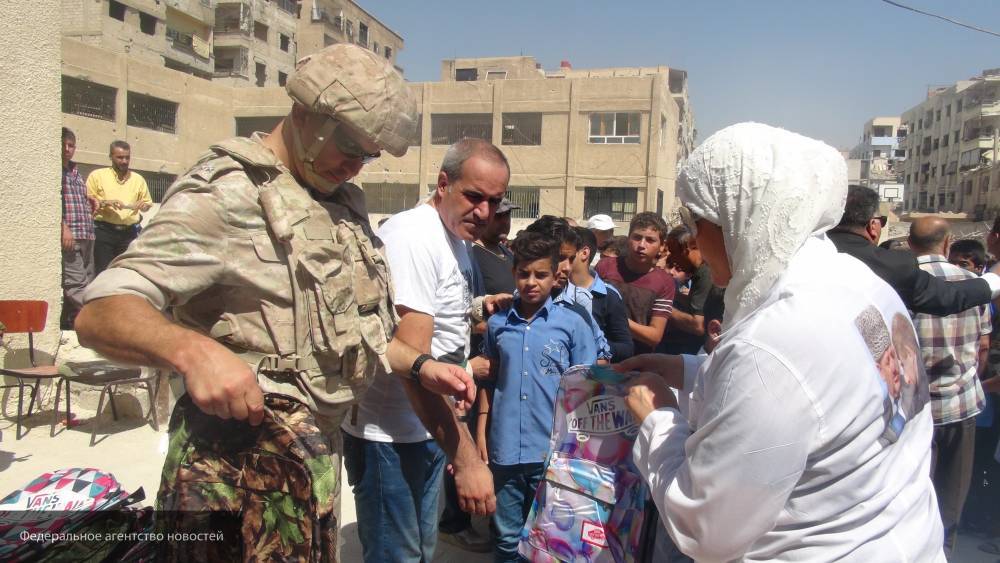 Российские военные обеспечили школу в сирийской Думе необходимым инвентарем
