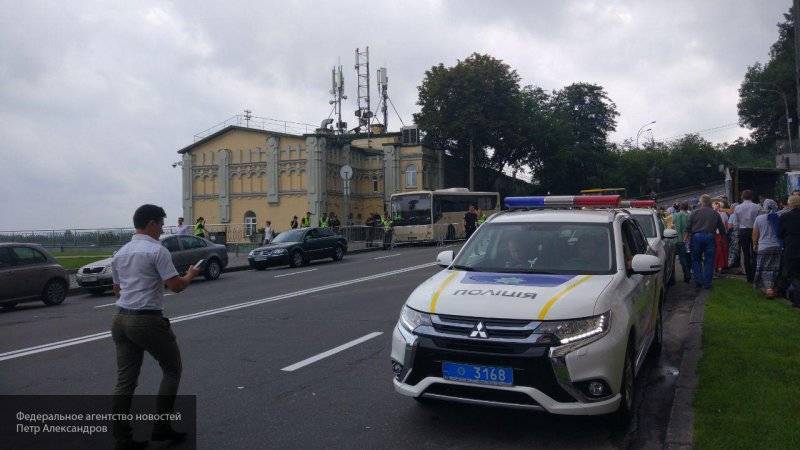 Мужчина на машине угрожает взорвать устройство в Киеве