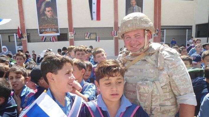 Военные РФ раздали продукты и школьные наборы жителям сирийской Гуты