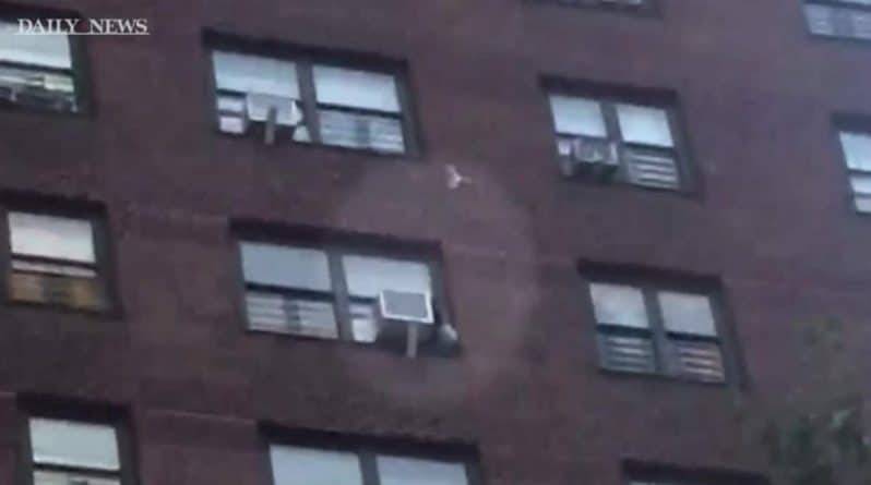 Молодая мама стала мишенью для нападок после жуткого видео, на котором ребенок повис на кондиционере 13 этажа