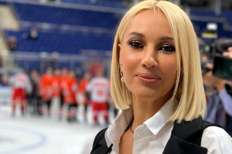 «Огонь на льду!»: Лера Кудрявцева в модном наряде стала звездой хоккейного матча