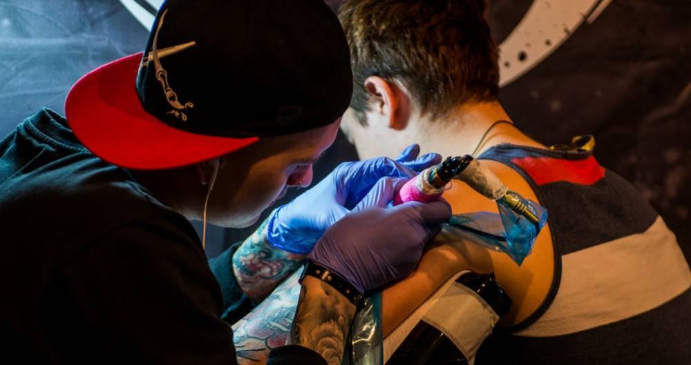 Психолог рассказал, почему подростки склонны наносить татуировки