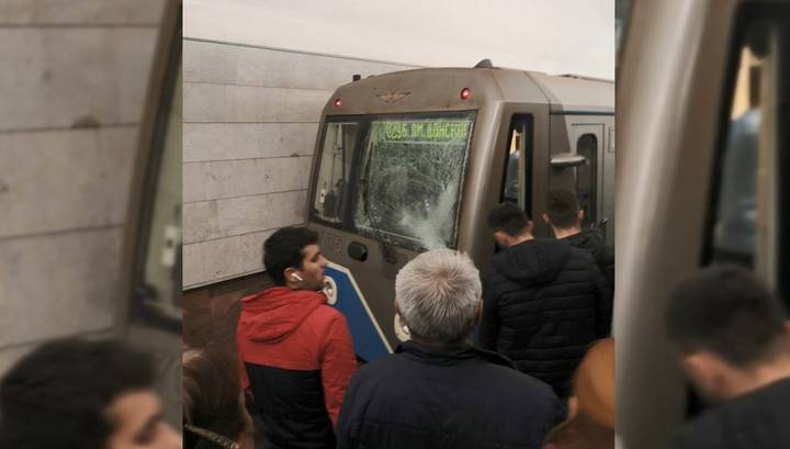 Упавший под поезд пассажир остановил движение на серой ветке метро