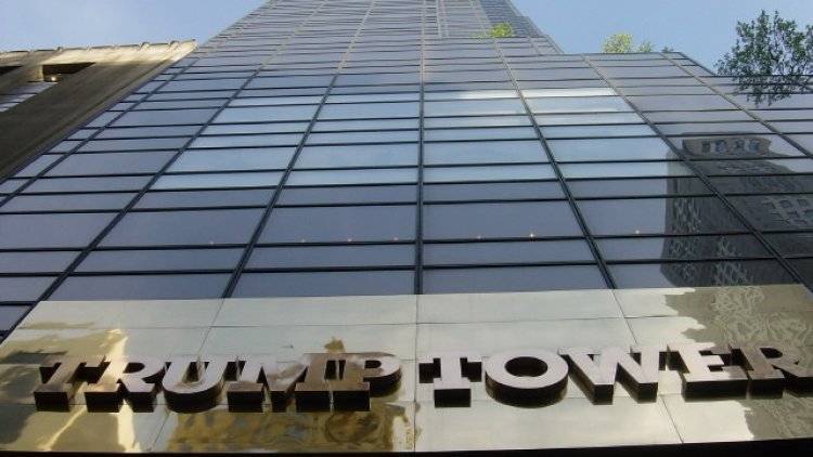 Автомобиль протаранил вход башни Trump Plaza в штате Нью-Йорк
