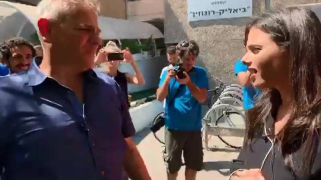 Видео: Аелет Шакед не пускают на избирательный участок