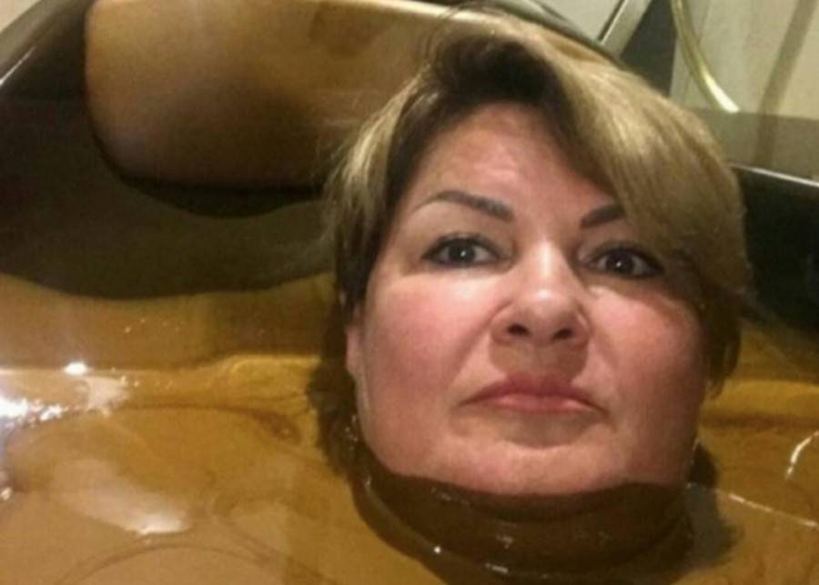 Ульяновская чиновница извинилась за селфи в "шоколадной" ванне