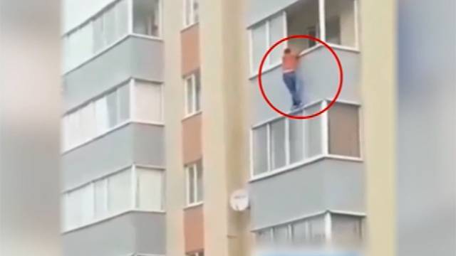 В Ульяновске монтажники спасли повисшего на балконе мужчину