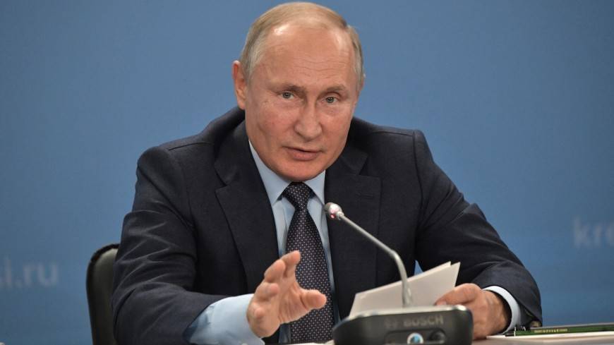 «Дима, отдай» Путин пошутил об излишней бюрократии
