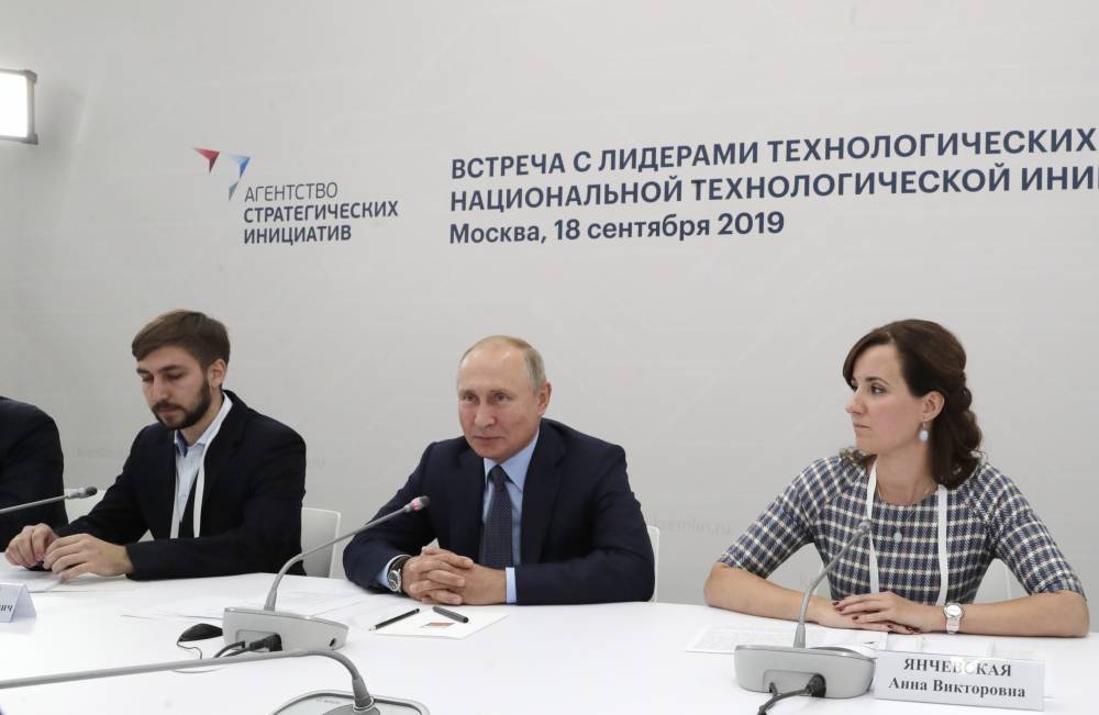Путин пошутил про излишнюю бюрократию и забрал документы у Пескова