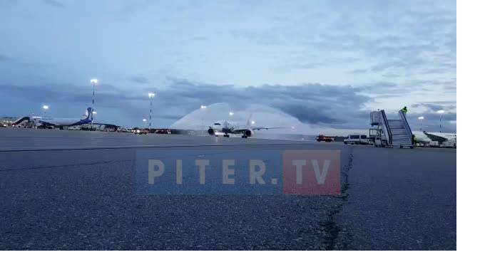 Видео: в Пулково прилетел один из крупнейших авиалайнеров в мире