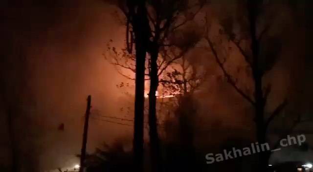 В Александровске-Сахалинском объявили режим ЧС из-за пожара