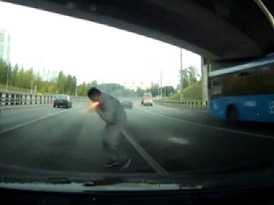 Водителя подожгли ракетницей во время дорожного конфликта в Москве