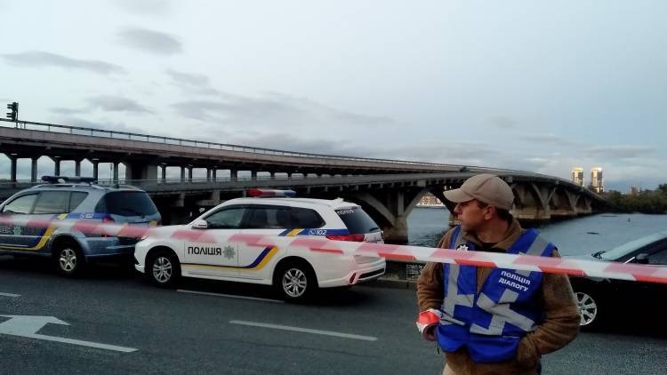 Силовики обезвредили мужчину, угрожавшего взорвать мост в Киеве