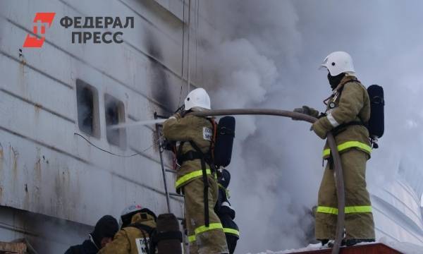 В Екатеринбурге привлекли дополнительные силы для тушения пожара на заводе «ВИЗ-сталь»