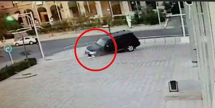 Опубликовано видео, как внедорожник провалился под плитку в Казахстане