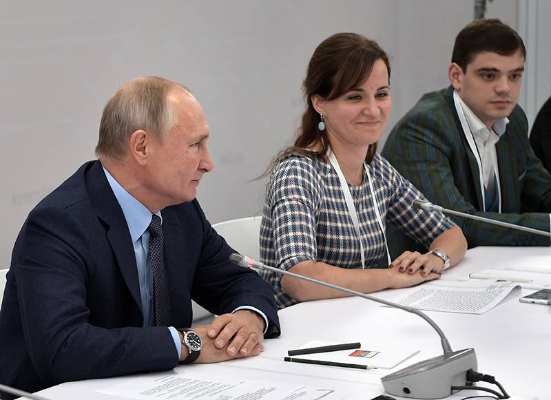 "Дима, отдай!" Путин убрал лишнее звено в ходе встречи с бизнесом (видео)