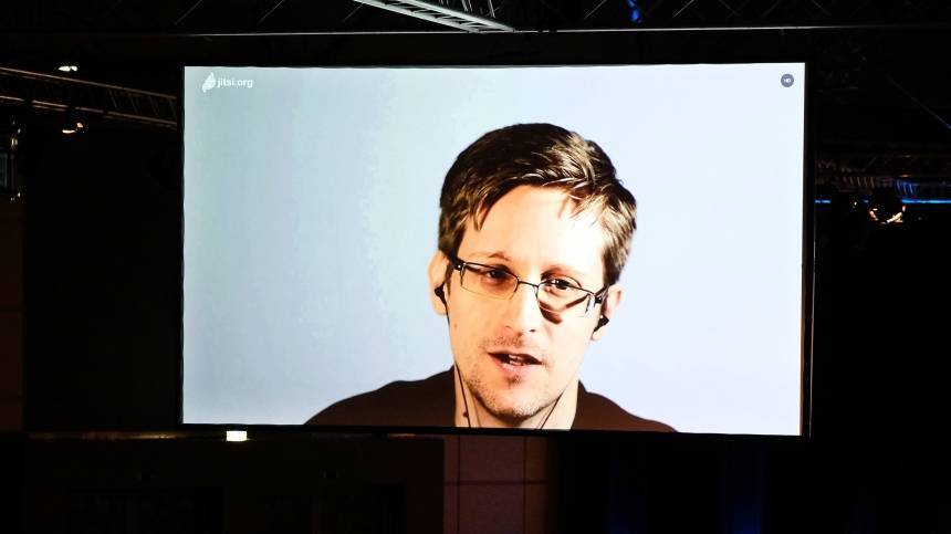 ФСБ пытались завербовать Сноудена сразу после прилета в Россию в 2013 году — адвокат
