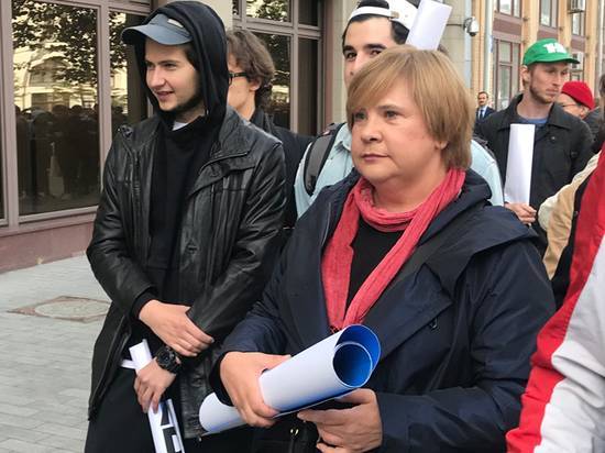 «Двигало искреннее возмущение»: Догилева объяснила пикет в поддержку актера Устинова