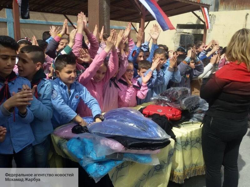 Российские военные выдали школьные наборы ученицам сирийского города Дума