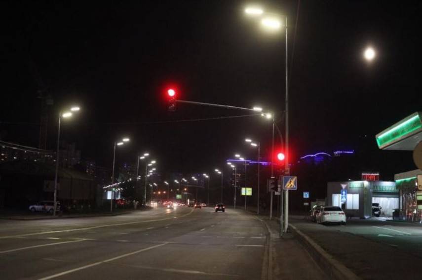 На Днепровской набережной в Киеве установили более 400 LED-светильников (Фото)