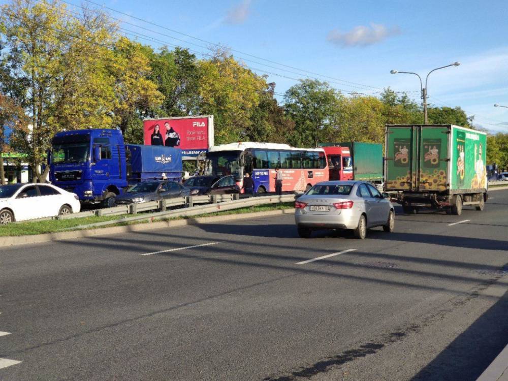 На перекрестке Московского и Дунайского проспектов в Петербурге столкнулись четыре авто