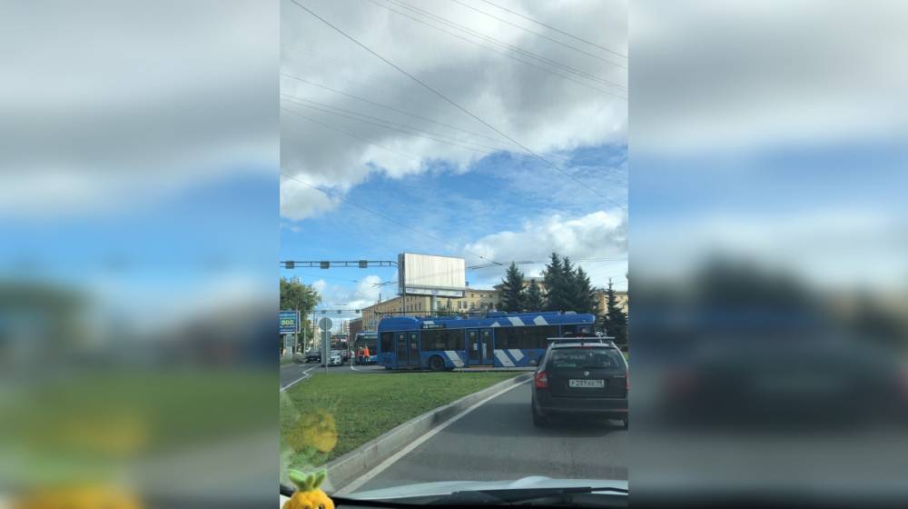 На Белоостровской улице Петербурга из-за ДТП встали троллейбусы