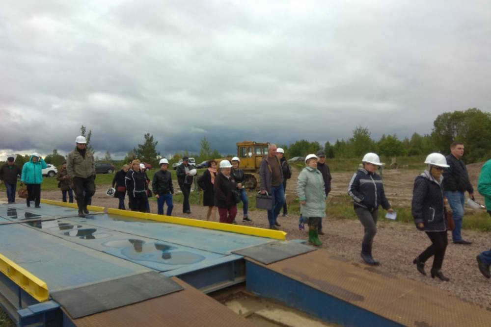 Жителям Кингисеппа провели экскурсию на закрытый на реконструкцию полигон ТБО