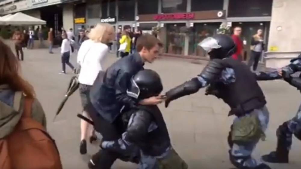 «Оппозиционеры» после активной эксплуатации бросили Устинова «на плечи» общественности