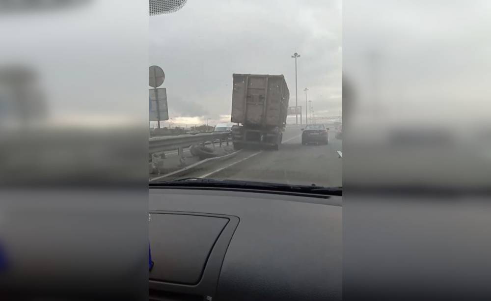 Прицеп КамАЗа «приехал» в отбойник на Пулковском шоссе