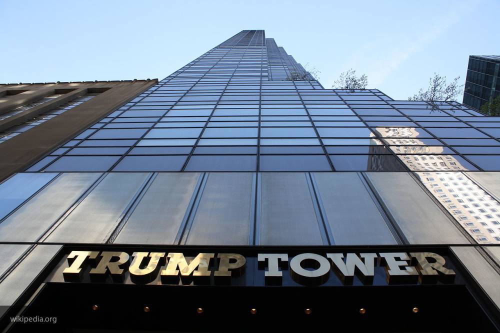 Автомобиль протаранил башню Trump Plaza в Нью-Йорке