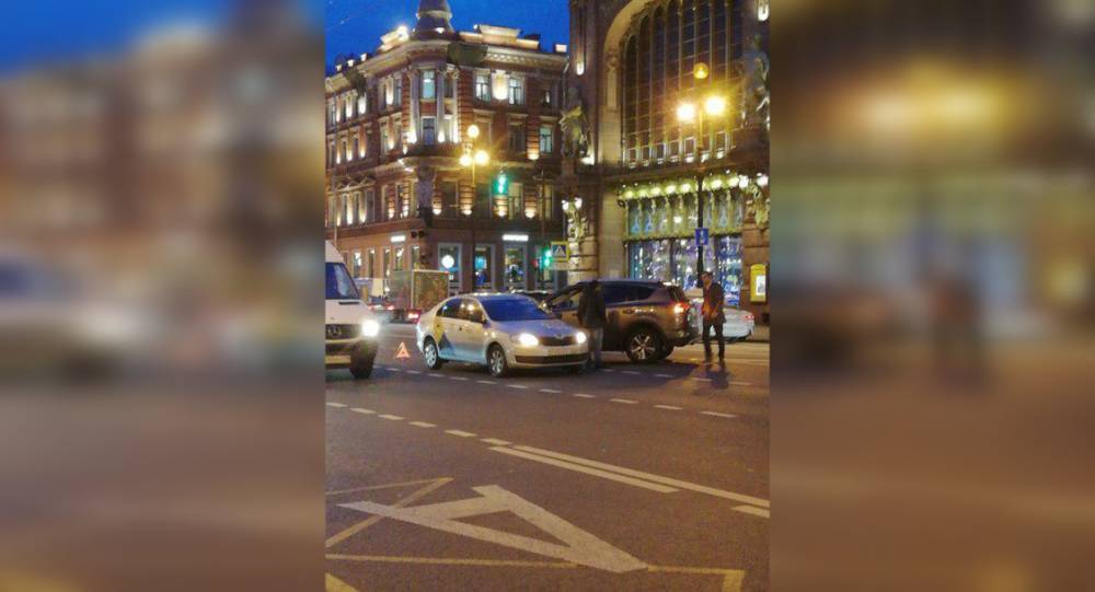 «Яндекс. Такси» не поделило Невский проспект с Toyota RAV4