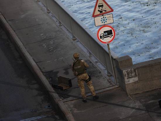 Захвативший киевский мост открыл огонь и потребовал захвата Донбасса