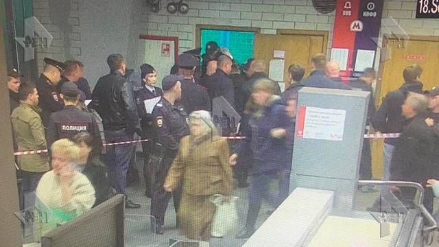 Первое видео с места расстрела полицейским своих коллег в Москве