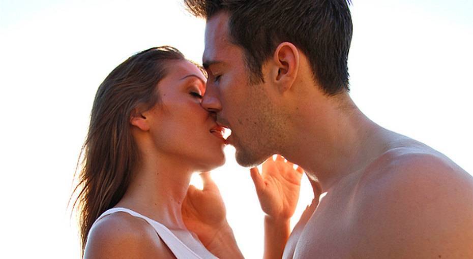 Все секреты раскрыты: 5 техник страстных поцелуев, которые сведут его с ума