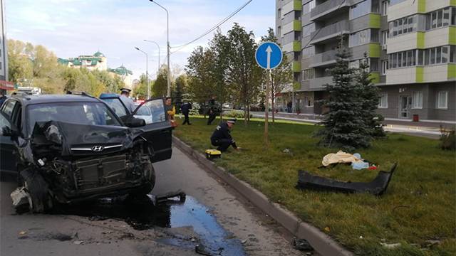 В Татарстане автомобиль насмерть сбил пешехода и врезался в дерево