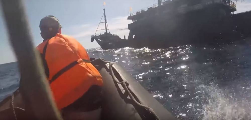 ФСБ опубликовала видео задержания браконьеров из КНДР в Японском море
